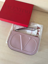 Carica l&#39;immagine nel visualizzatore di Gallery, Valentino Pochette V Logo
