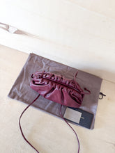 Carica l'immagine nel visualizzatore di Gallery, Bottega Veneta Mini Pouch Liscia Barolo
