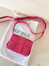 Carica l&#39;immagine nel visualizzatore di Gallery, Bottega Veneta Candy Cassette color fragola
