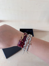 Carica l&#39;immagine nel visualizzatore di Gallery, Saint Laurent Bracciale Cassandre Logo Doppio Giro Stampa Cocco

