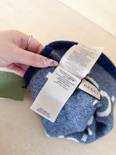 Carica l&#39;immagine nel visualizzatore di Gallery, Gucci Cappellino Cashmere GG Jumbo Blu &amp; Bianco

