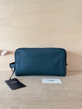 Carica l'immagine nel visualizzatore di Gallery, Fendi Beauty Trousse Medio In Pelle
