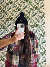 Carica l&#39;immagine nel visualizzatore di Gallery, Gucci Cappello In Shearling Nero Con Pompon
