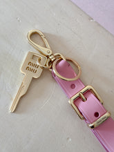 Carica l&#39;immagine nel visualizzatore di Gallery, Miu Miu Portachiavi In Pelle Con Chiave Logo
