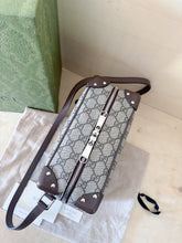 Carica l&#39;immagine nel visualizzatore di Gallery, Gucci Borsa Globe Trotter GG Supreme
