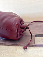 Carica l'immagine nel visualizzatore di Gallery, Bottega Veneta Mini Pouch Liscia Barolo
