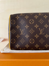 Carica l&#39;immagine nel visualizzatore di Gallery, Louis Vuitton Trousse Toilette Dopp Kit Bicolor
