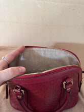 Carica l'immagine nel visualizzatore di Gallery, Gucci Borsa Dome Mini Microguccissima GG Rossa
