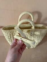 Carica l'immagine nel visualizzatore di Gallery, Balenciaga Borsa Basket Bistro XS Pale Yellow

