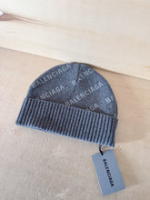 Carica l'immagine nel visualizzatore di Gallery, Balenciaga Cappellino Logo All Over Grigio Cashmere
