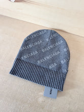 Carica l'immagine nel visualizzatore di Gallery, Balenciaga Cappellino Logo All Over Grigio Cashmere
