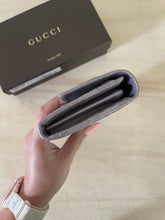 Carica l&#39;immagine nel visualizzatore di Gallery, Gucci portafoglio GG Signature
